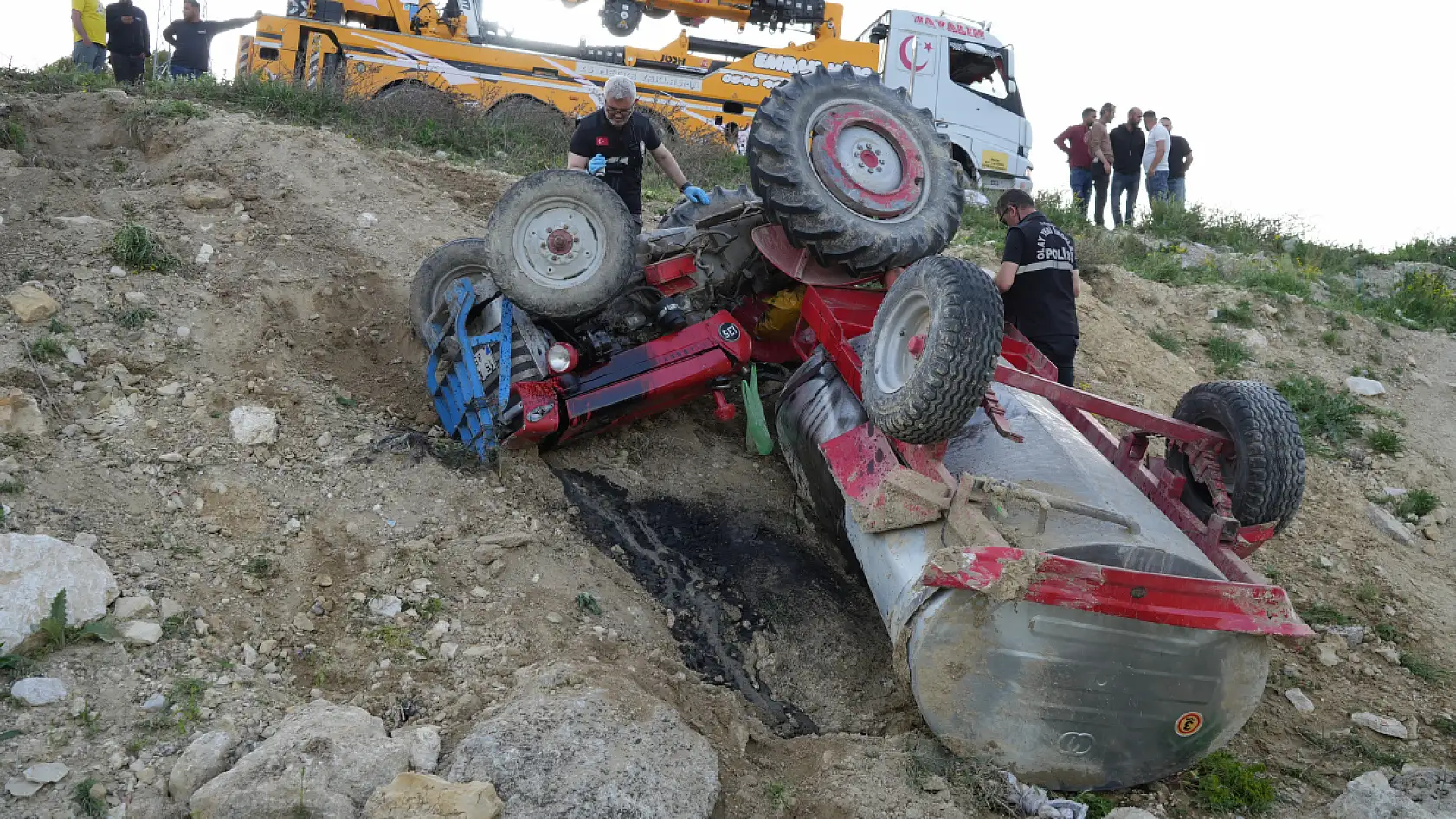 Traktör şarampole devrildi: 1 ölü