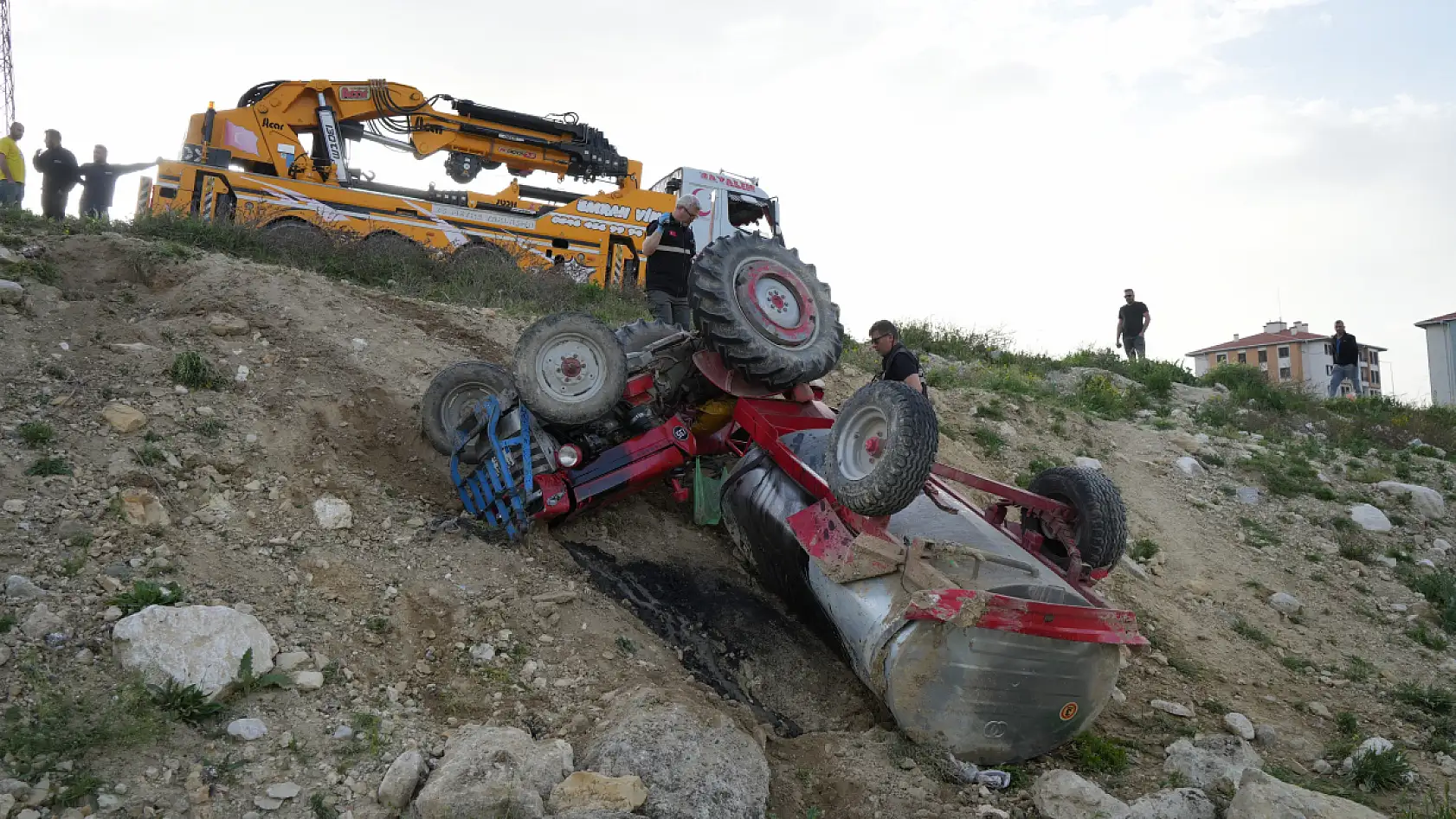 Traktör şarampole devrildi: 1 ölü