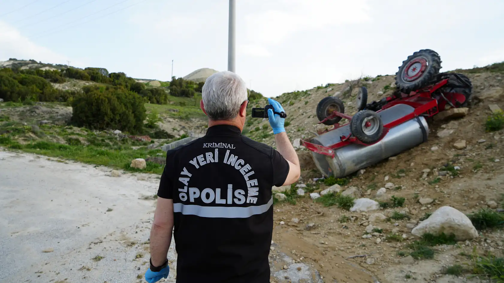 Traktör şarampole devrildi: 1 ölü