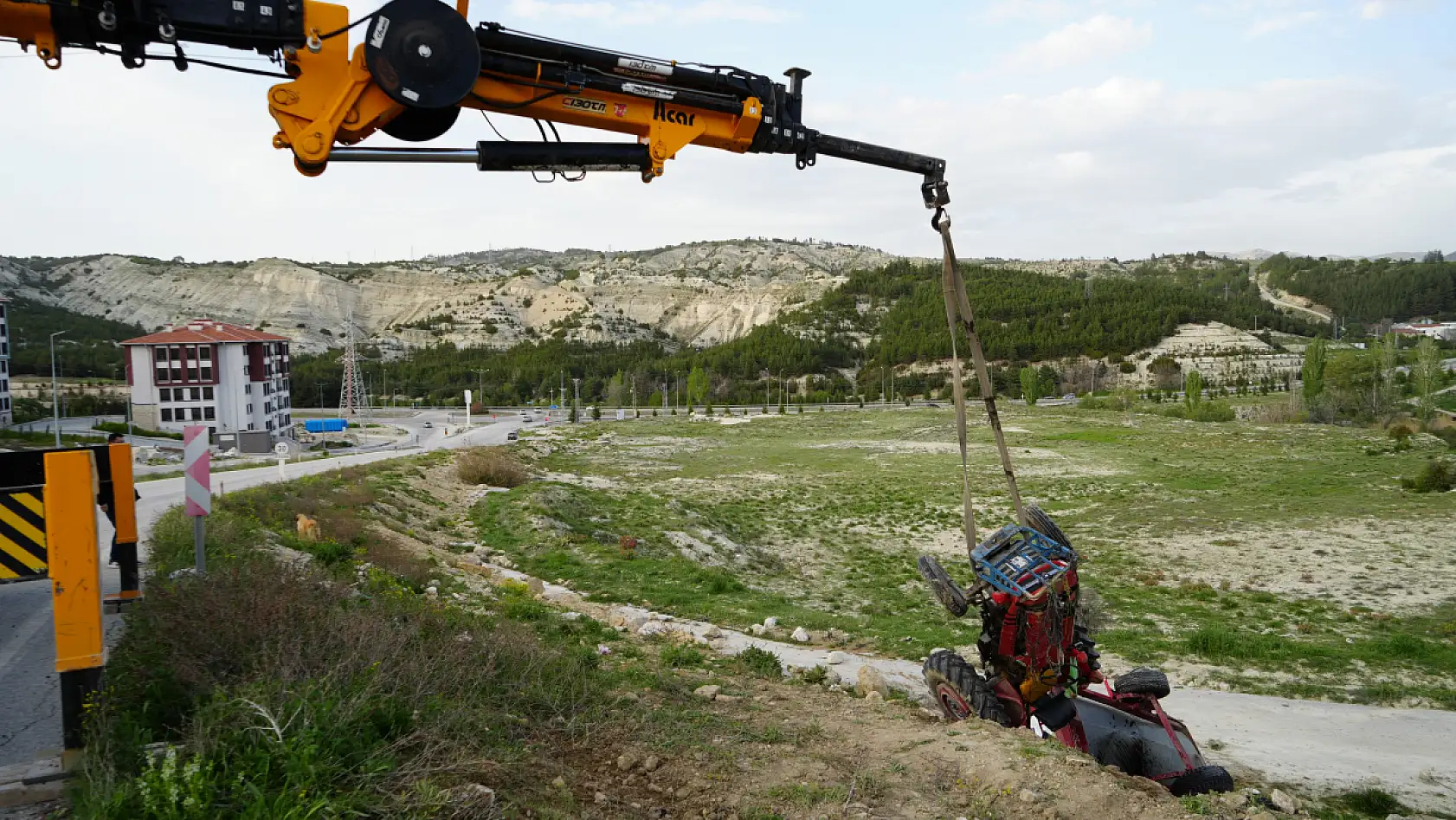 Traktör şarampole devrildi: 1 ölü