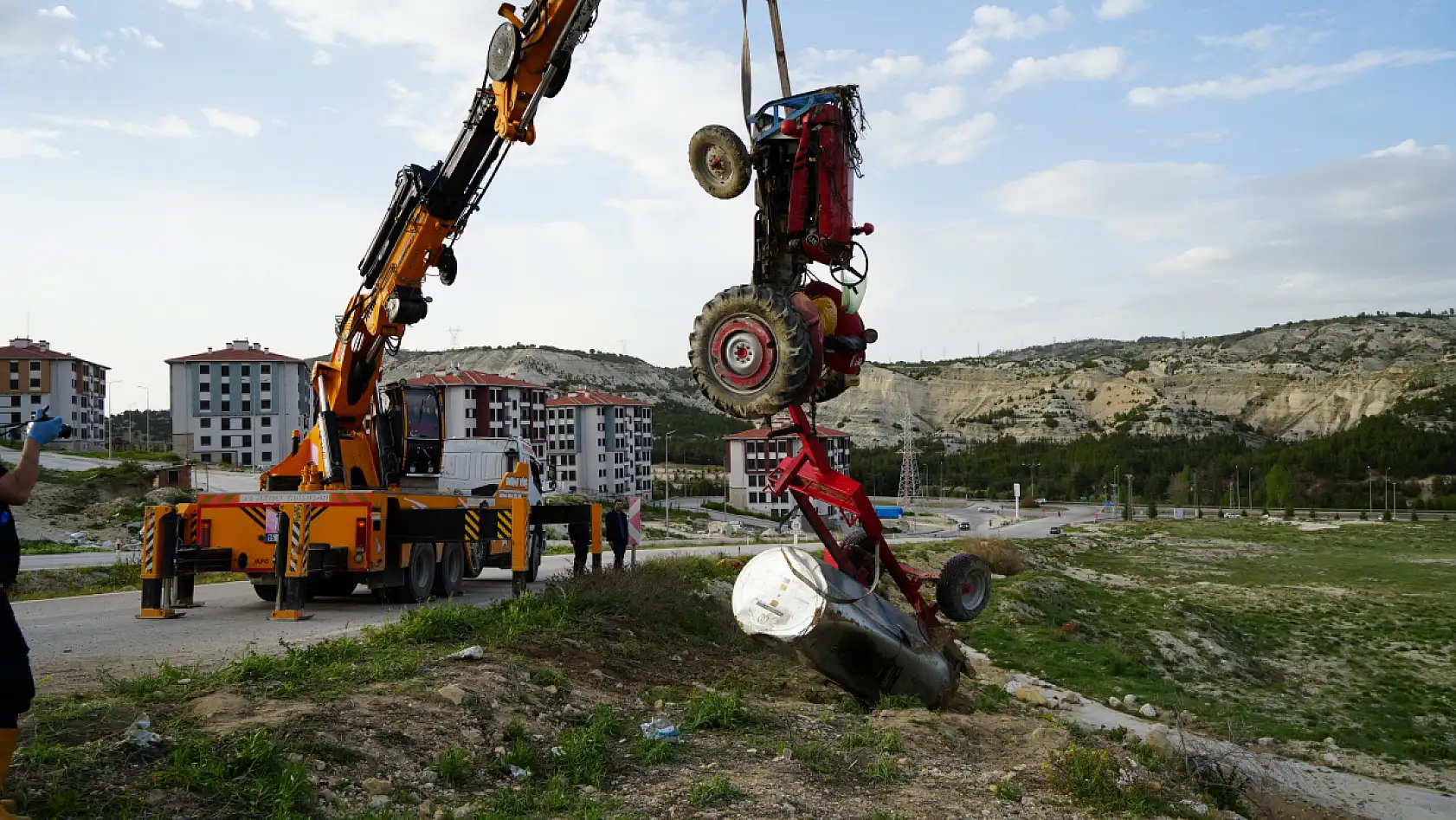 Traktör şarampole devrildi: 1 ölü