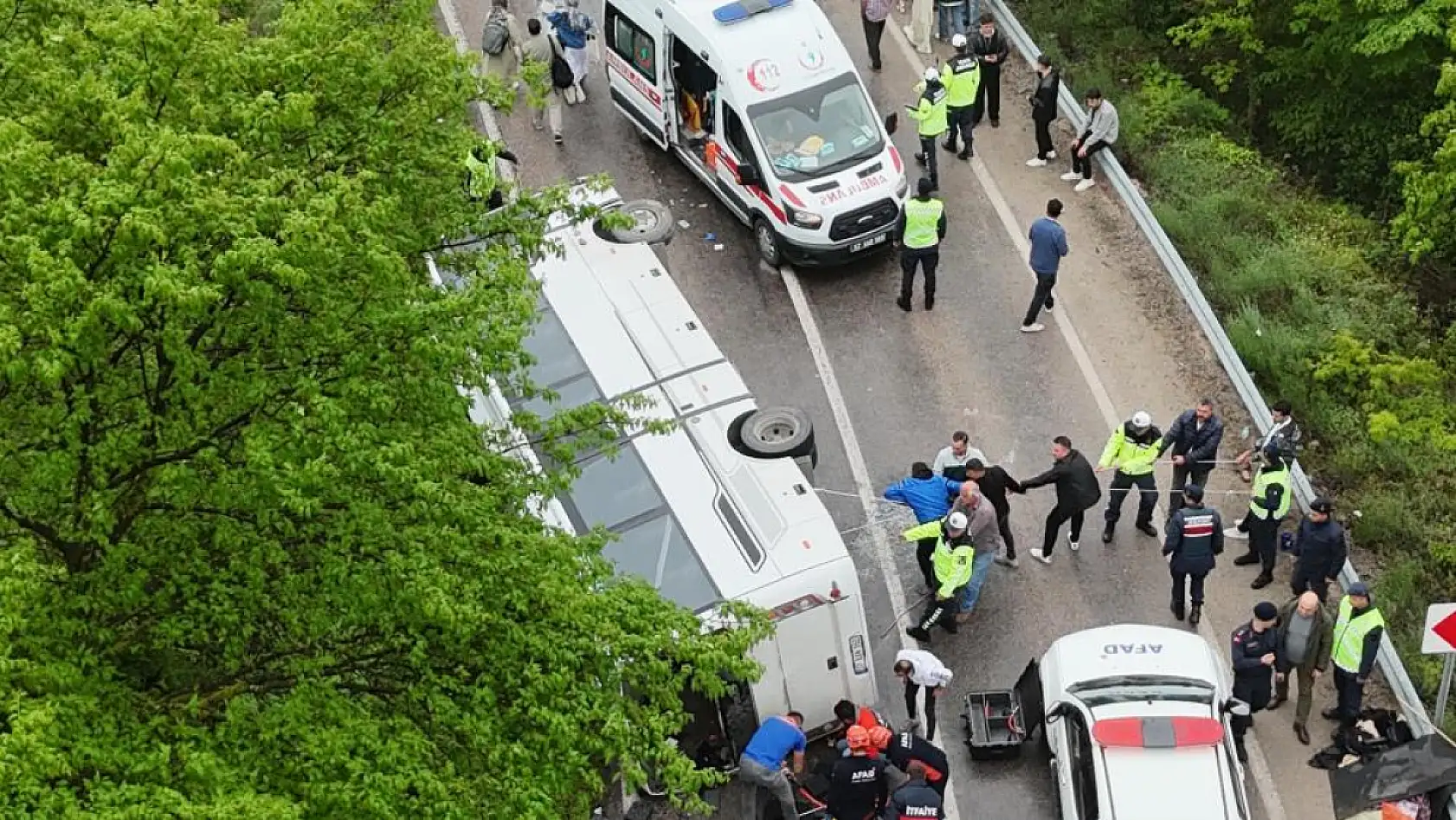 Tur otobüsü feci şekilde devrildi: 34 yaralı