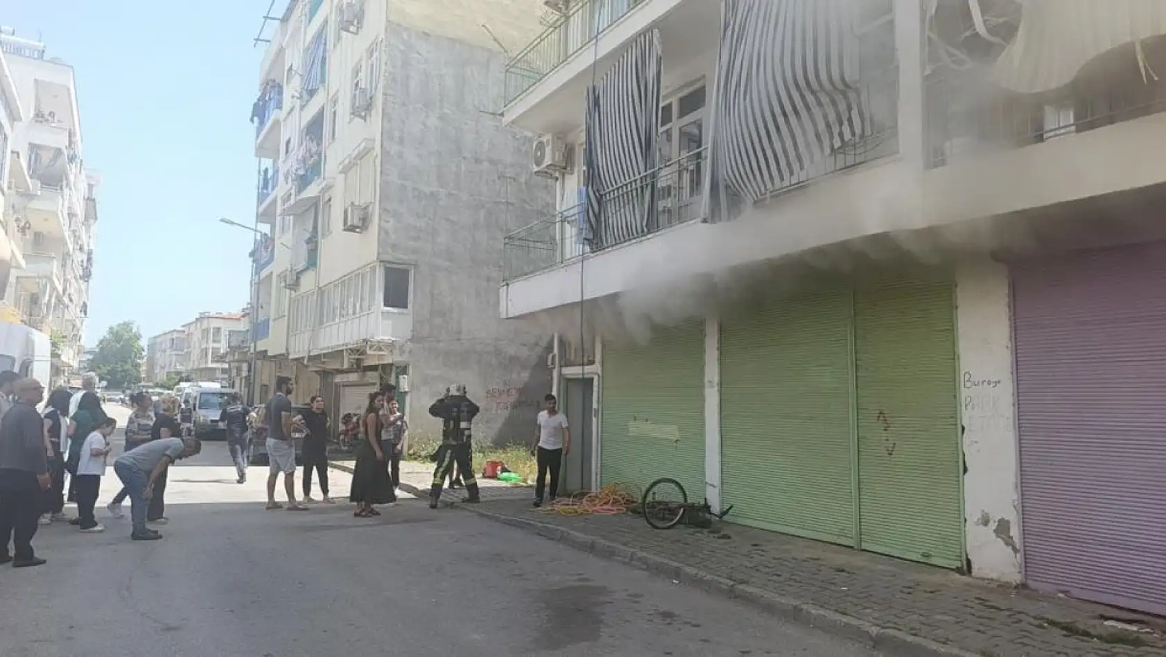 4 katlı binada yangın paniği: Mahsur kalanları itfaiye kurtardı