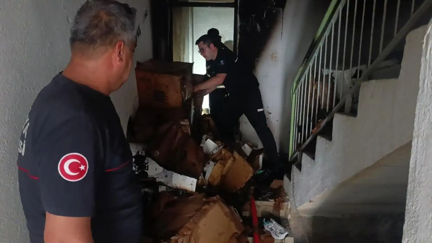 4 katlı binada yangın paniği: Mahsur kalanları itfaiye kurtardı