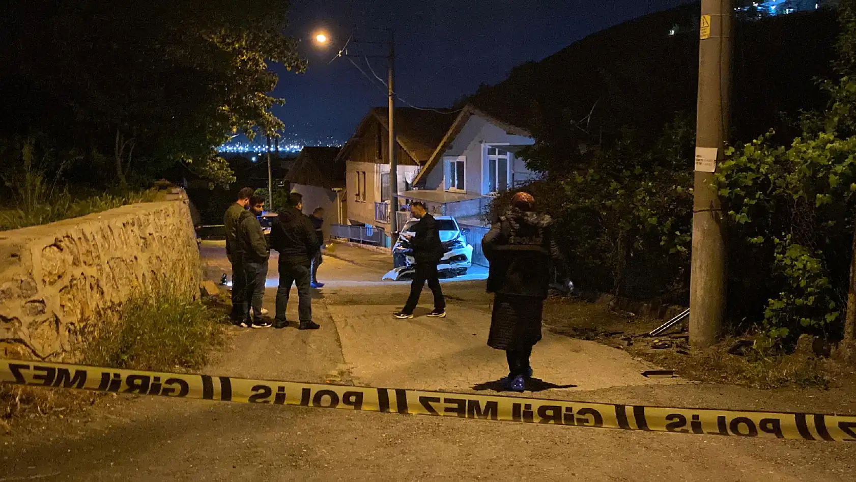 Kurşun yağmuruna tutulan otomobil kaza yaptı: 1 ağır yaralı