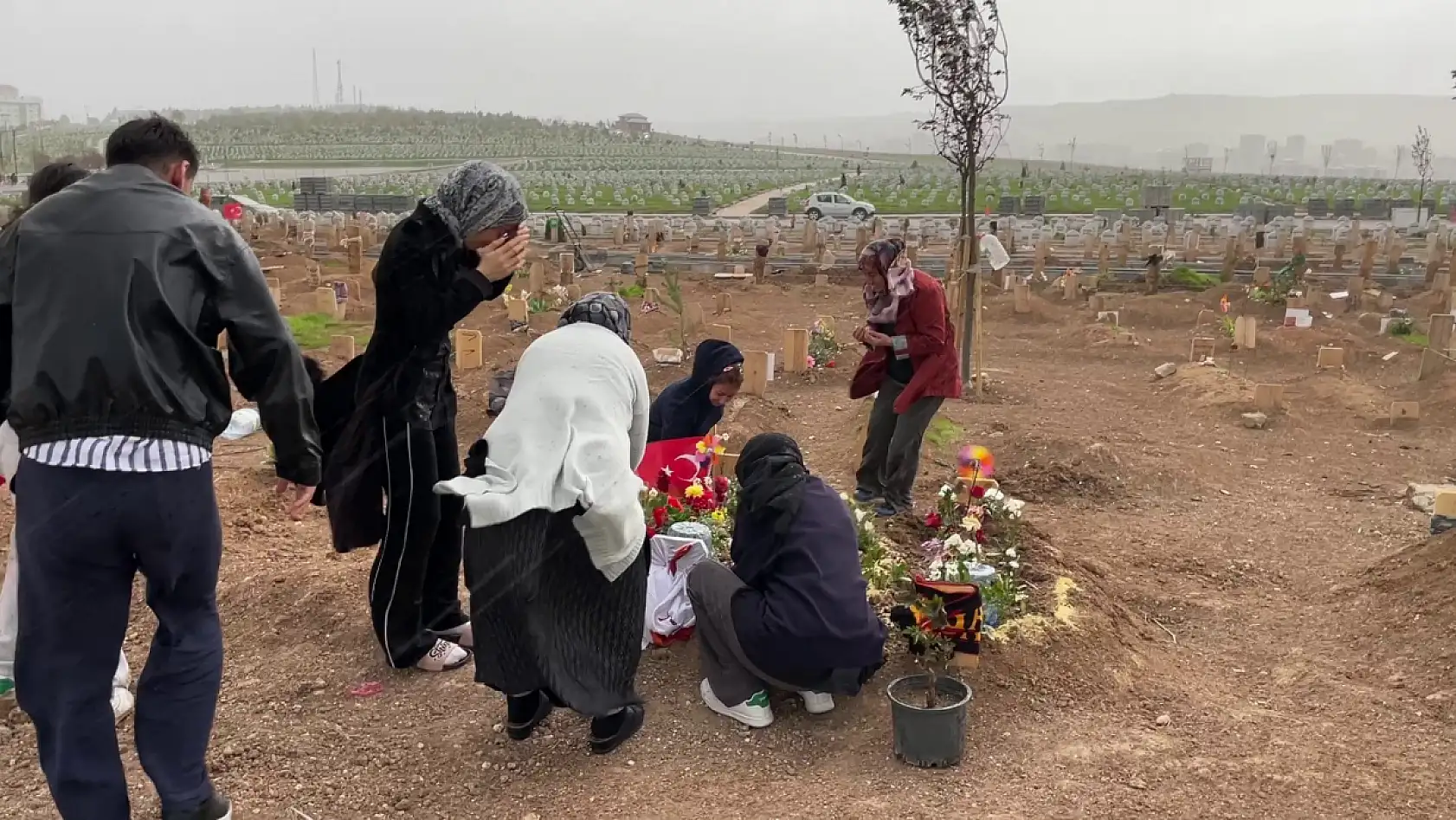 İki evladını cinayete kurban veren anne, mezarlarını ziyaret etti