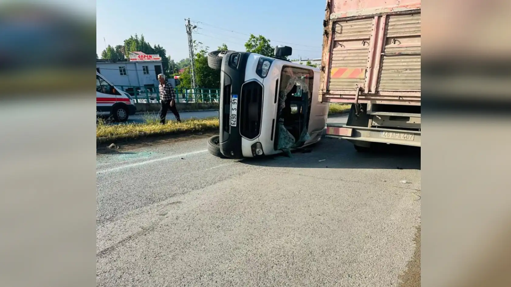 Feci trafik kazası: Servis minibüsü ile otomobil çarpıştı: 12 yaralı