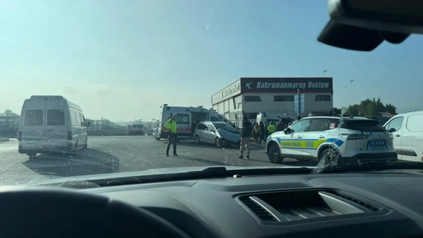 Feci trafik kazası: Servis minibüsü ile otomobil çarpıştı: 12 yaralı