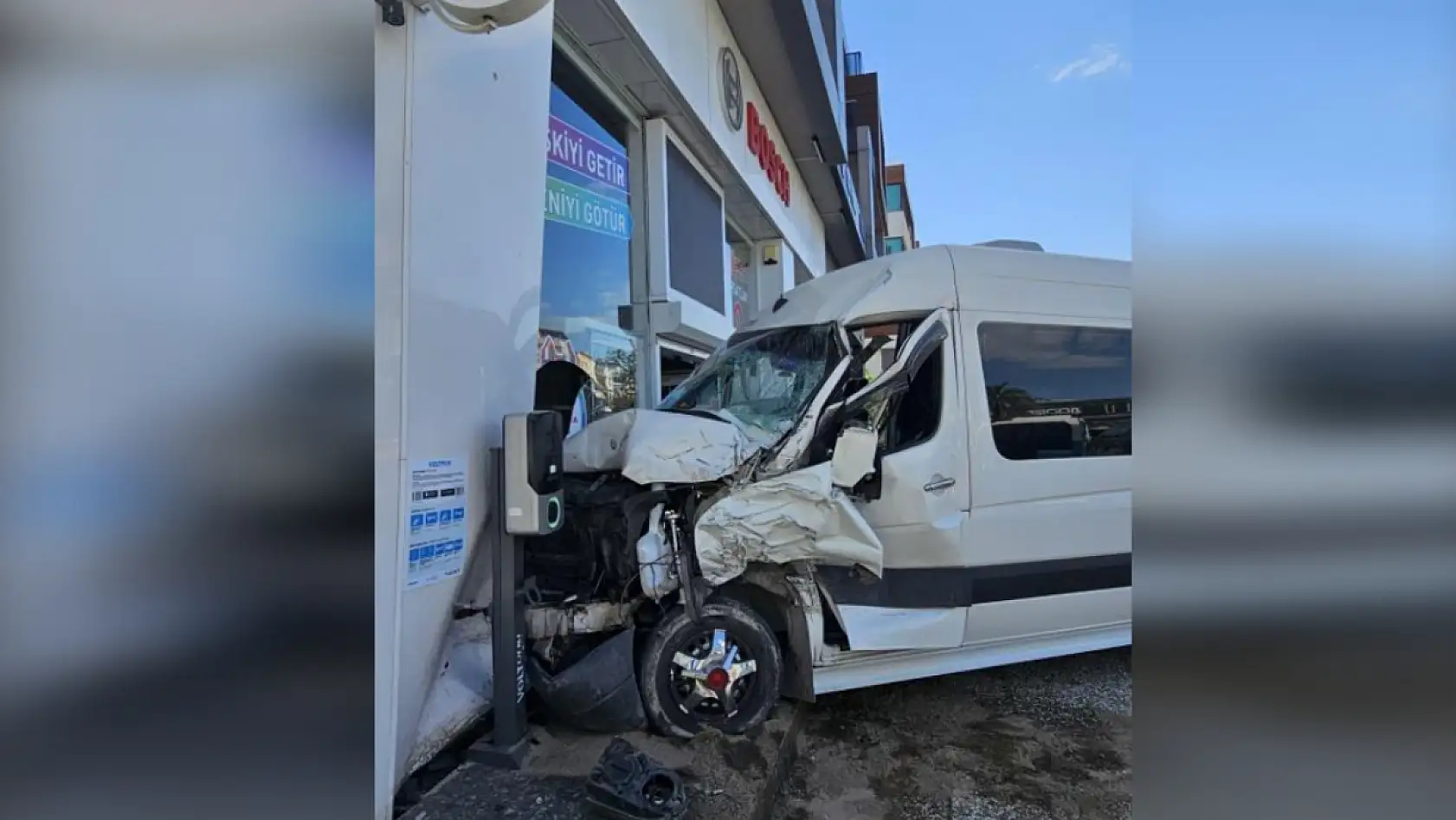 İki servis aracı çarpıştı, biri iş yerine daldı