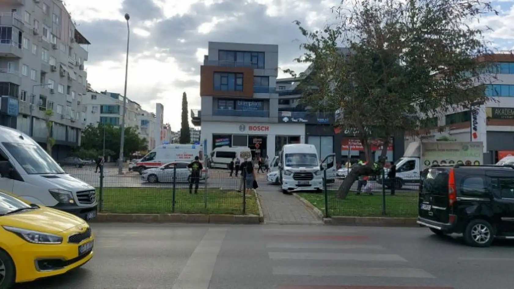 İki servis aracı çarpıştı, biri iş yerine daldı