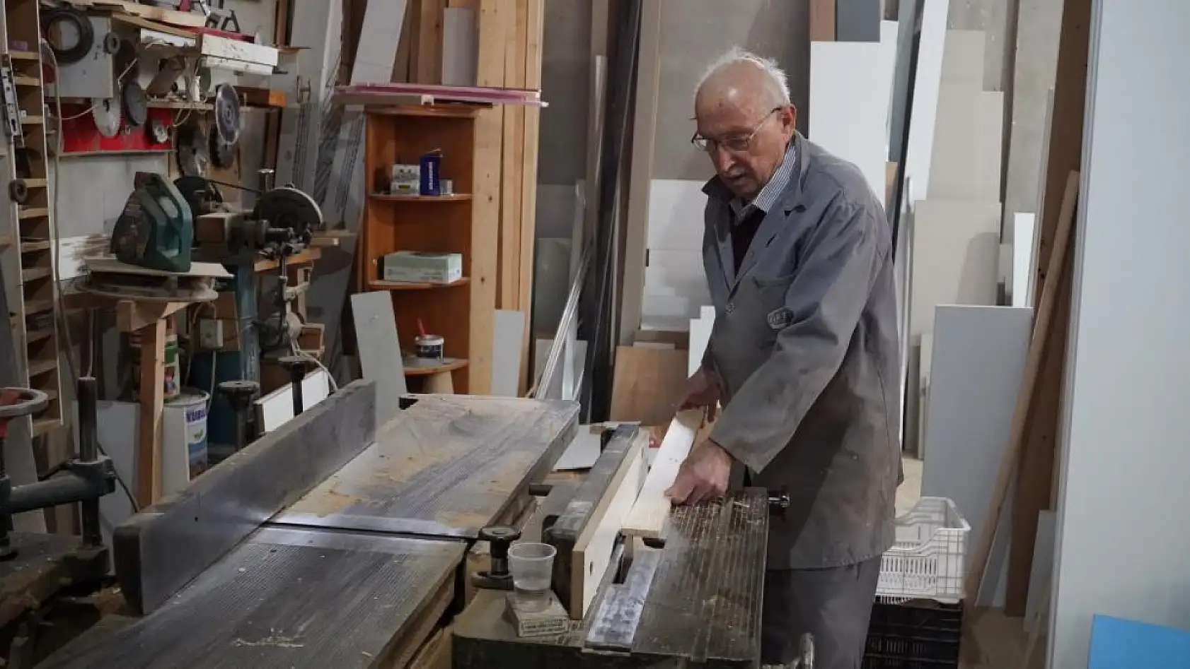 Herkesin konuştuğu usta! 64 yıl aynı tutkuyla çalışıyor