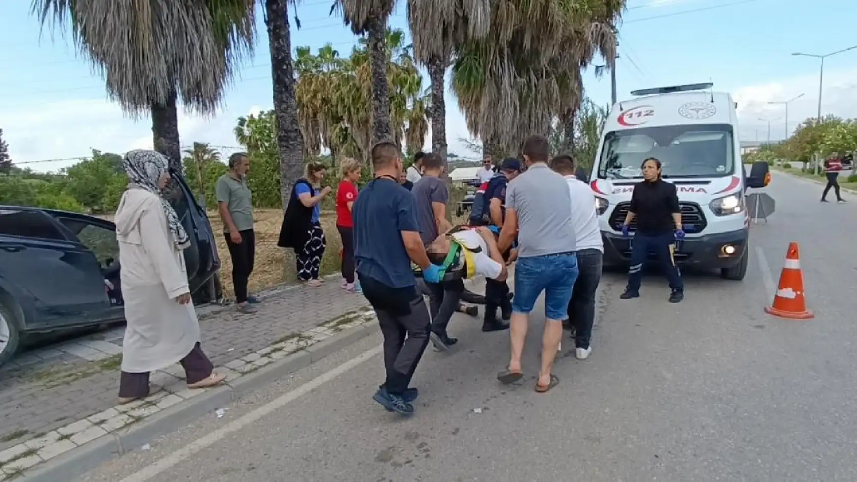 14 yaşındaki sürücü palmiyeye çarptı! Yardıma gelen vatandaş şoke oldu