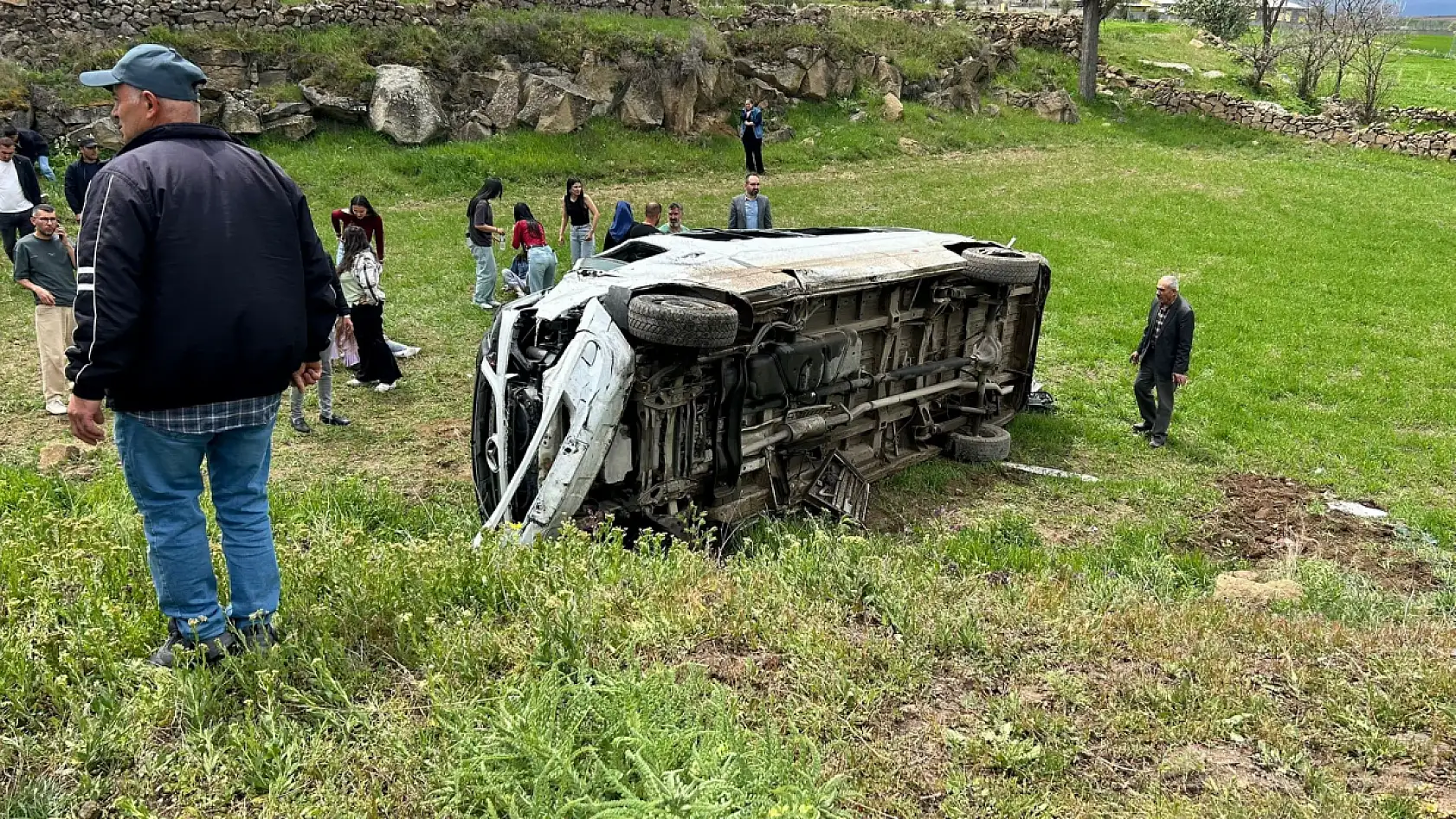 Öğrenci servisi devrildi: 15 öğrenci yaralı