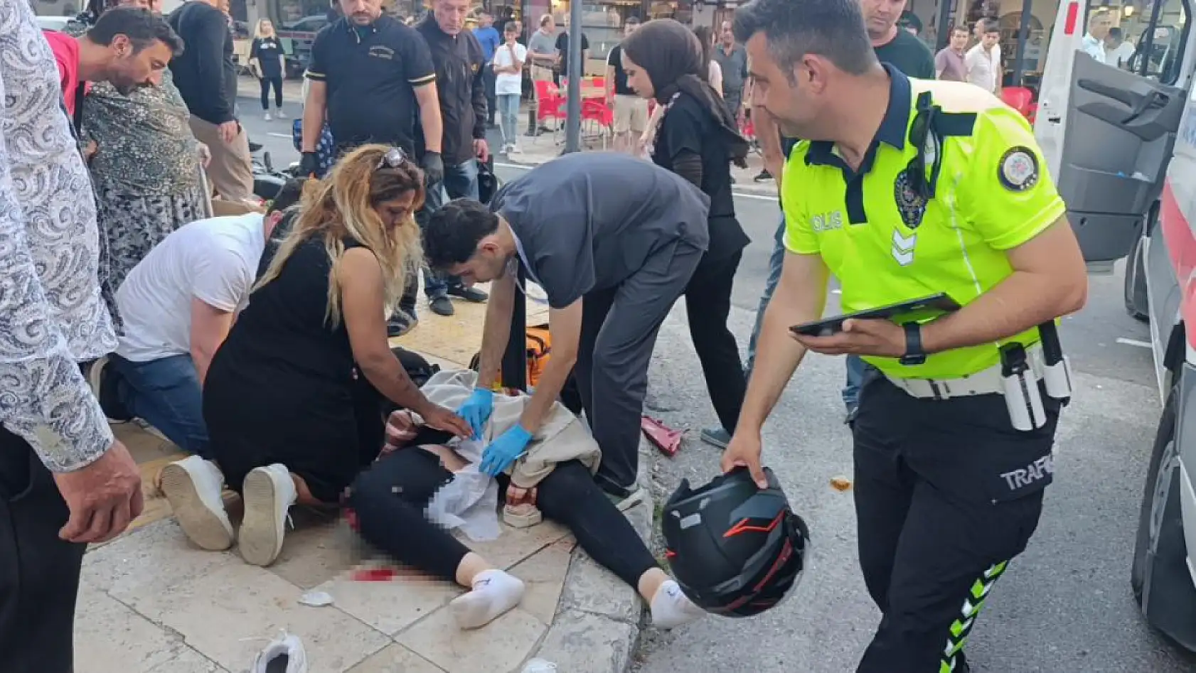 Motosiklet midibüse çarptı: 25 yaşındaki genç hayatını kaybetti