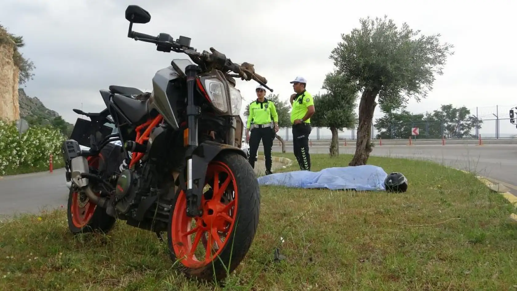 Motosikletli sağlık çalışanı genç trafik kazasında hayatını kaybetti
