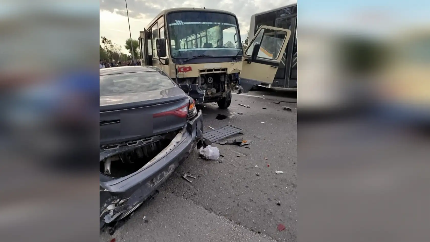 Servis minibüsü kazası: 14 kişi yaralandı