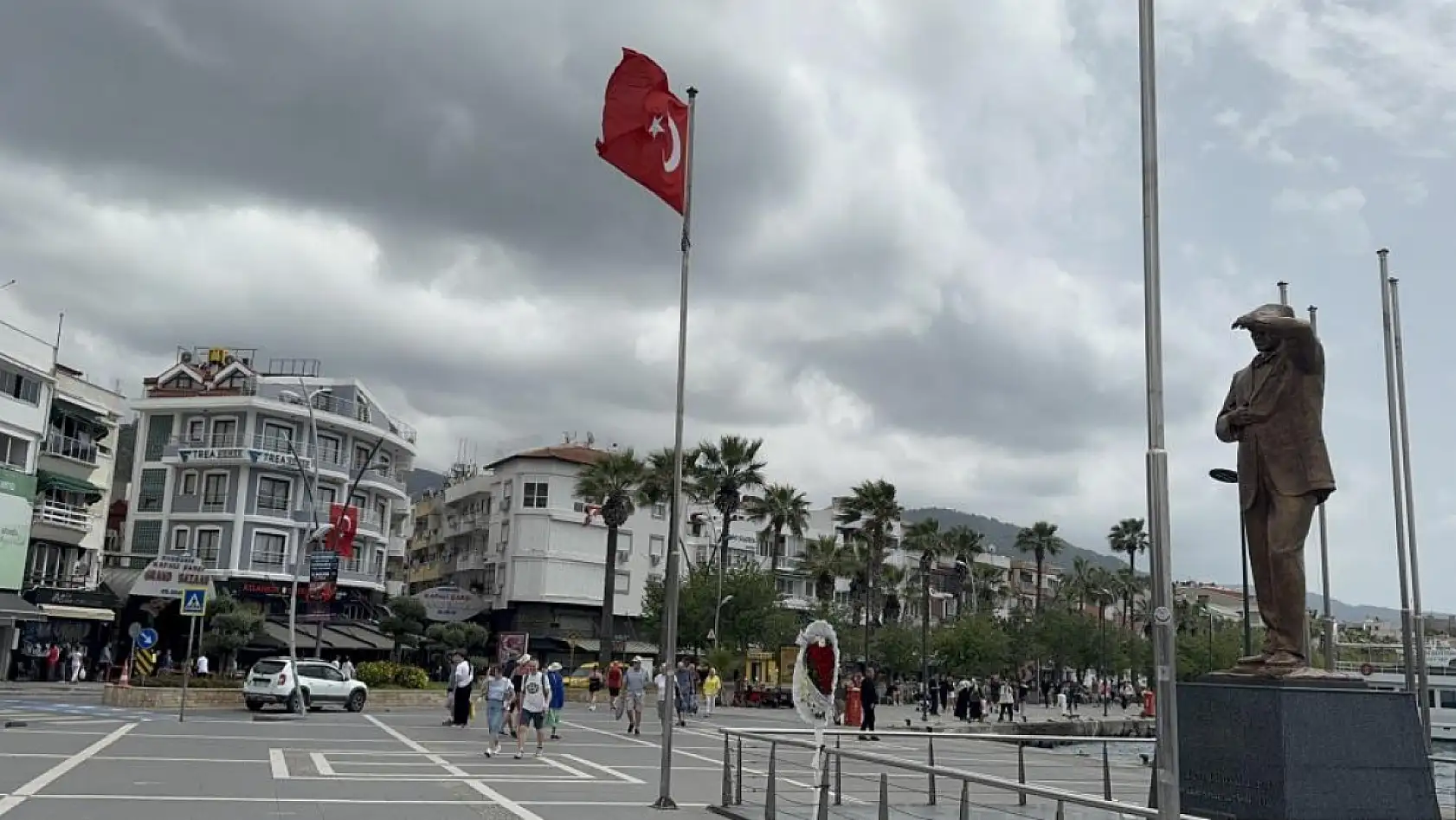 Marmaris'te kuvvetli rüzgar etkili oluyor