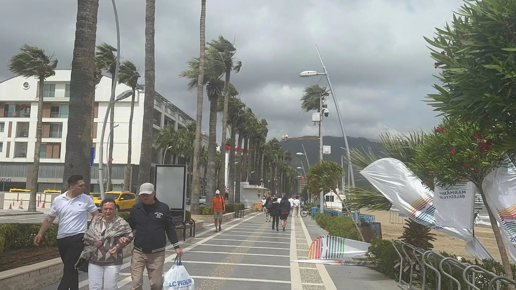 Marmaris'te rüzgar şiddetini artırdı