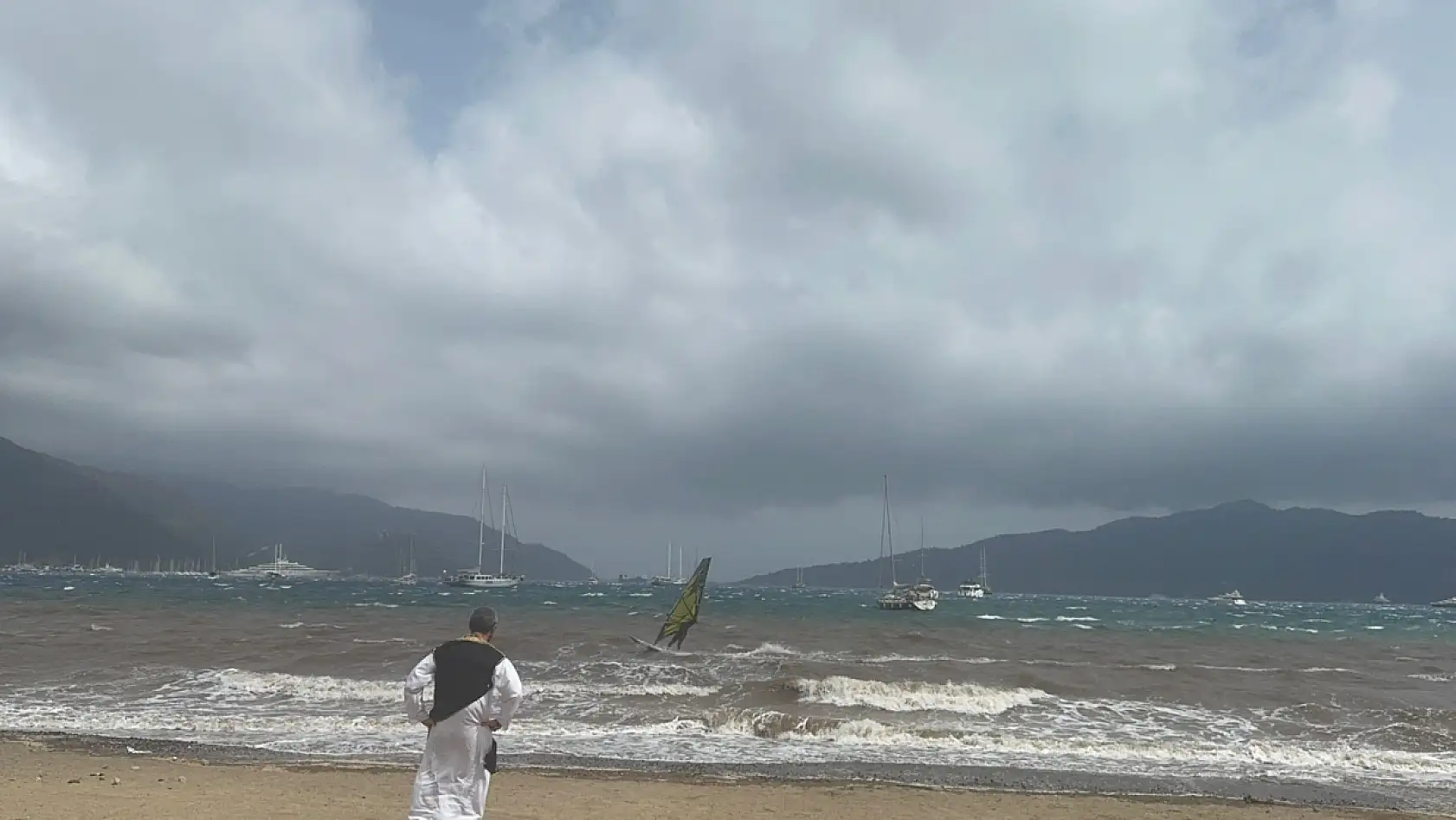 Marmaris'te rüzgar şiddetini artırdı