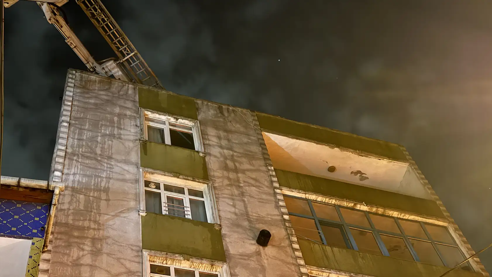 7 katlı binanın çatısında yangın paniği