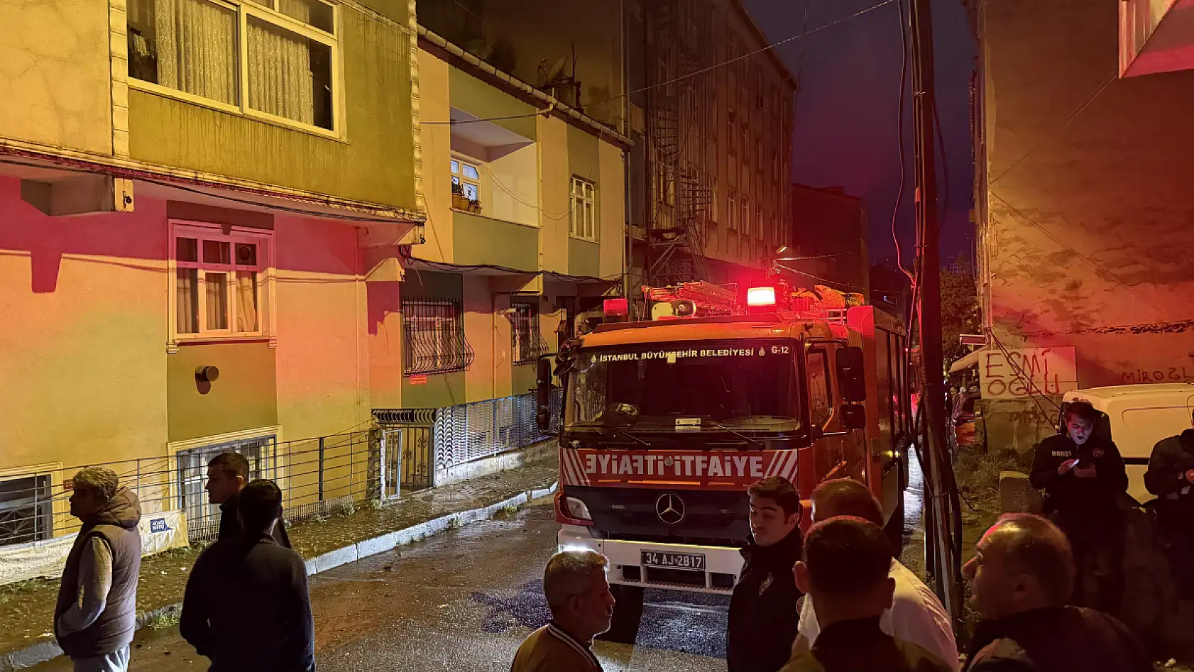 7 katlı binanın çatısında yangın paniği