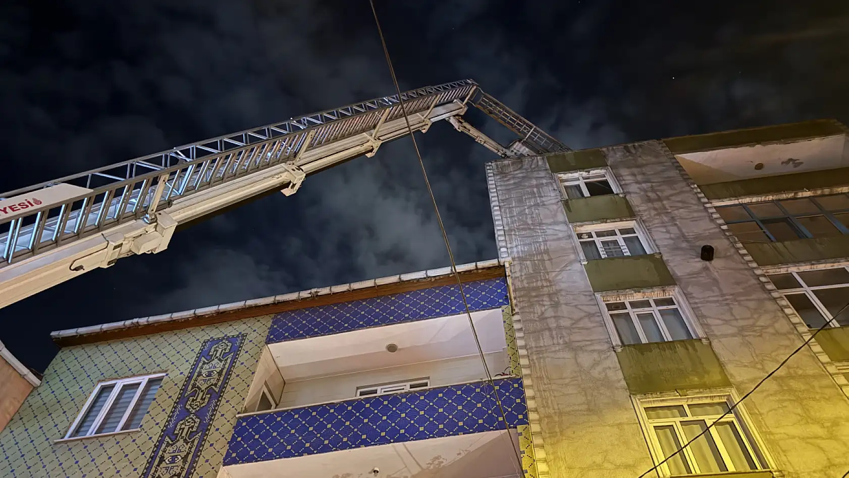 7 katlı binanın çatısında yangın paniği