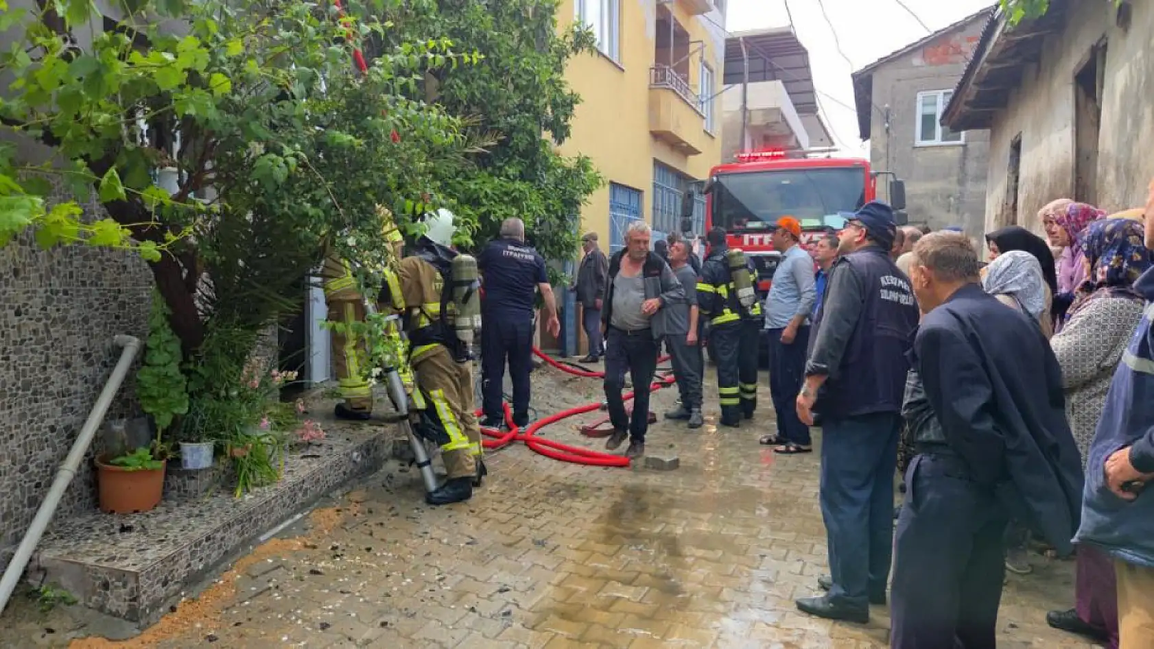 Alevlerin içine camdan girdi! Jandarmanın kurtardığı o şey herkesi şaşırttı