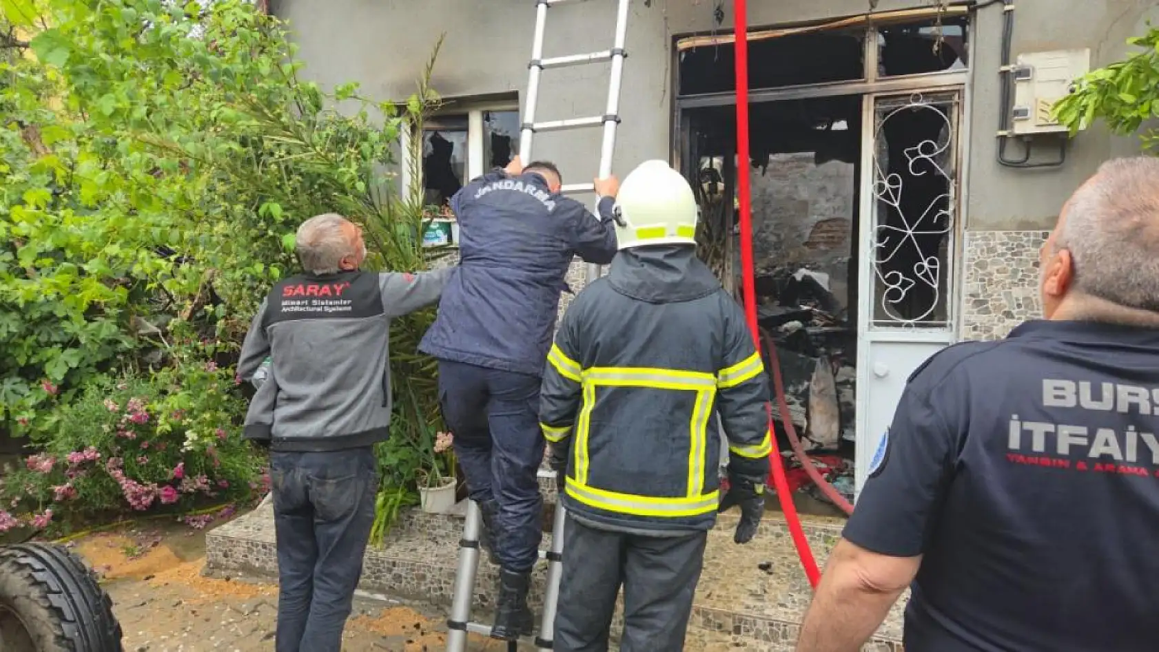 Alevlerin içine camdan girdi! Jandarmanın kurtardığı o şey herkesi şaşırttı