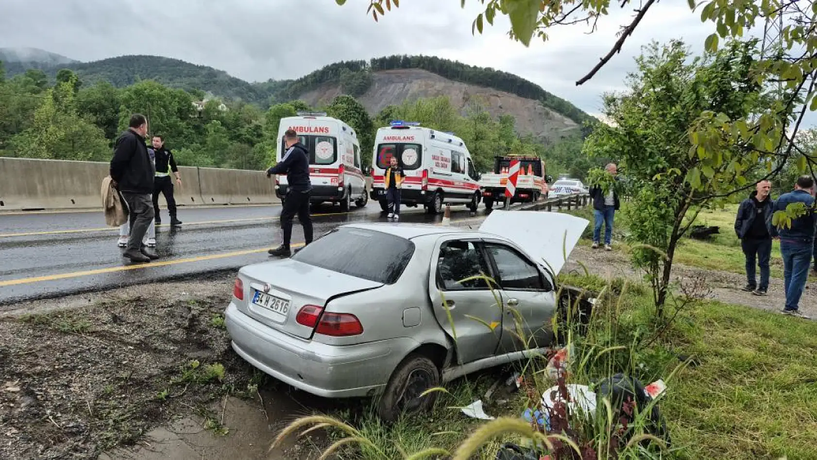 Otomobil kanala uçtu: 3 kişi yaralandı