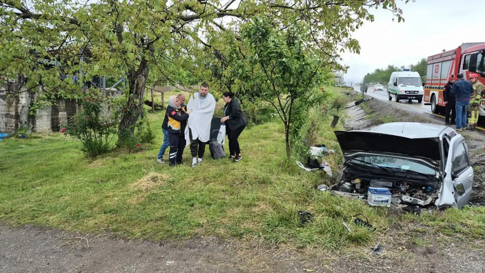 Otomobil kanala uçtu: 3 kişi yaralandı