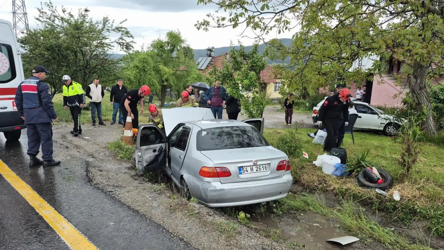 Otomobil kanala uçtu: 3 kişi yaralandı