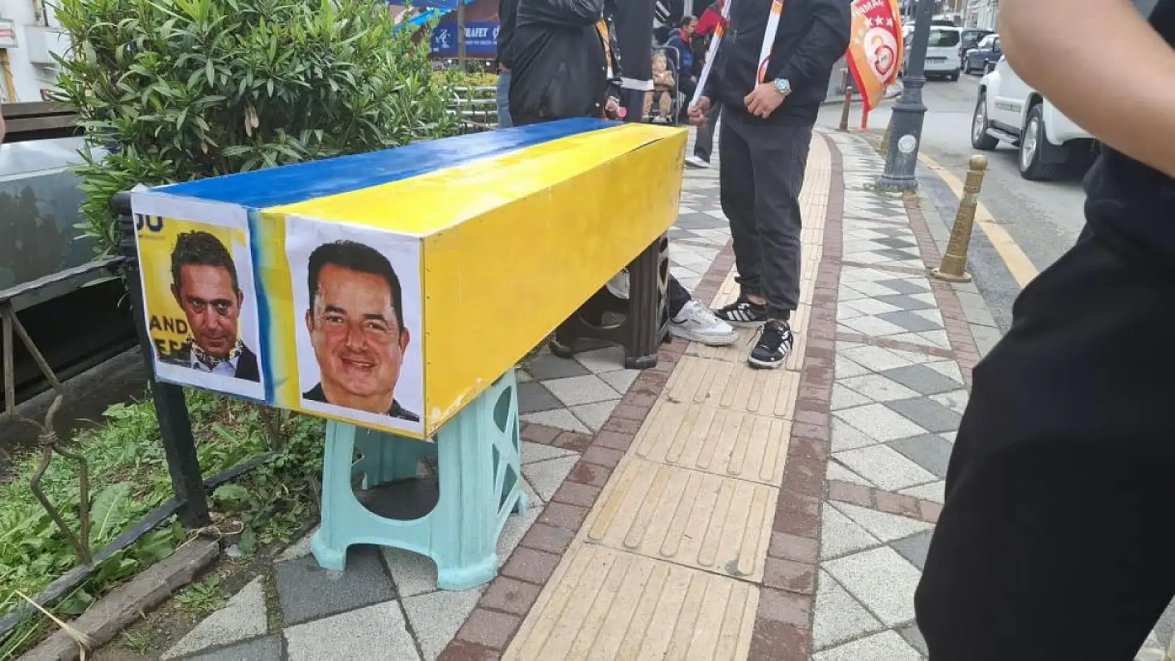 Galatasaraylı taraftarlar sarı-lacivert renkli tabutla yürüdü