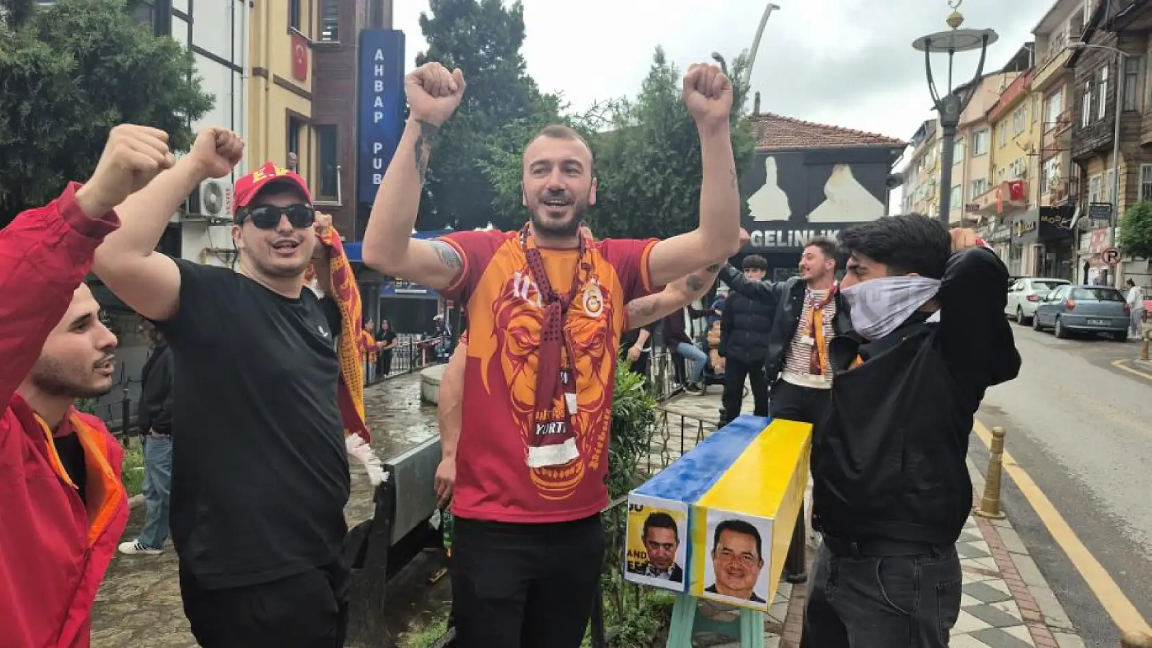 Galatasaraylı taraftarlar sarı-lacivert renkli tabutla yürüdü
