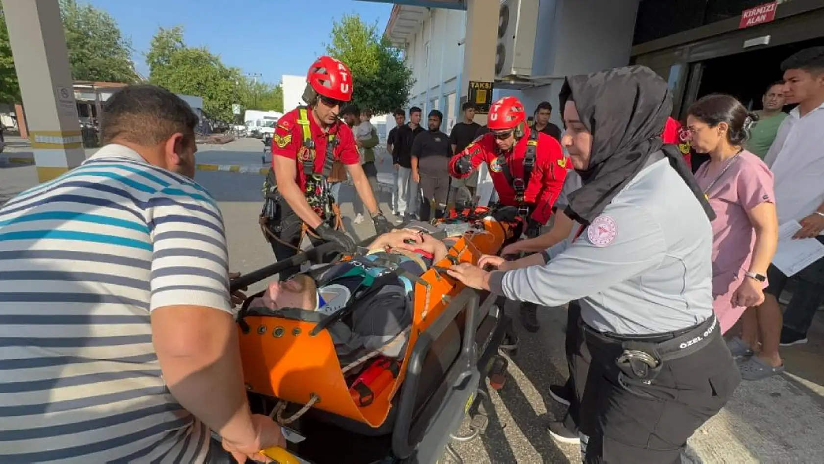 Fethiye'de paraşütle kayalıklara düşen turist askeri helikopterle kurtarıldı