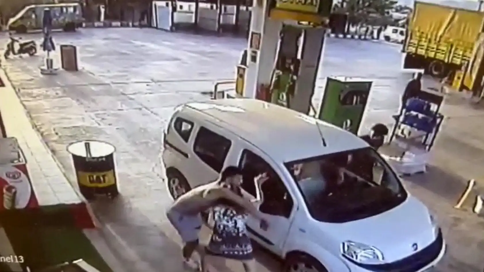 Fethiye'de akaryakıt istasyonundaki gasp anı kameralara yansıdı