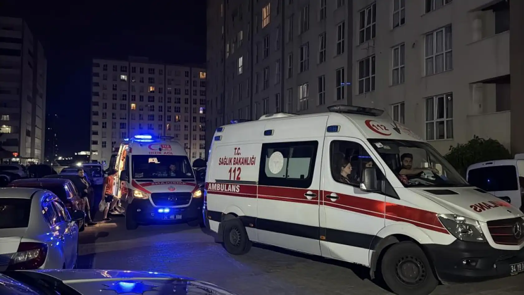 Yangın sırasında panik yapan kadın 8. kattan böyle atladı