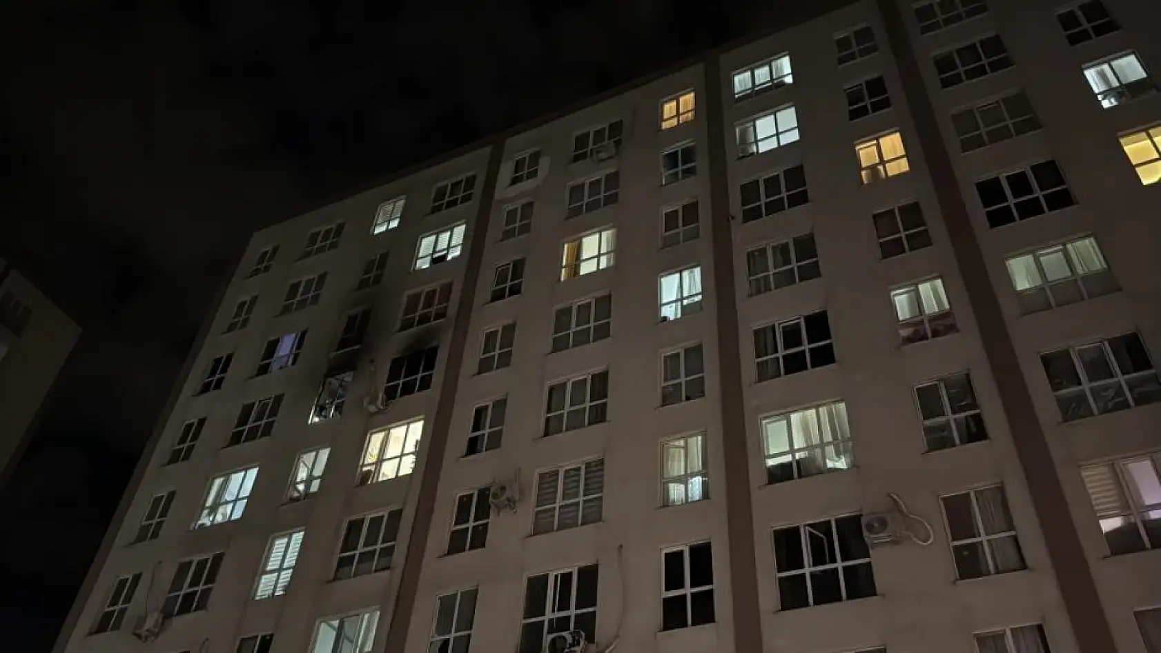 Yangın sırasında panik yapan kadın 8. kattan böyle atladı