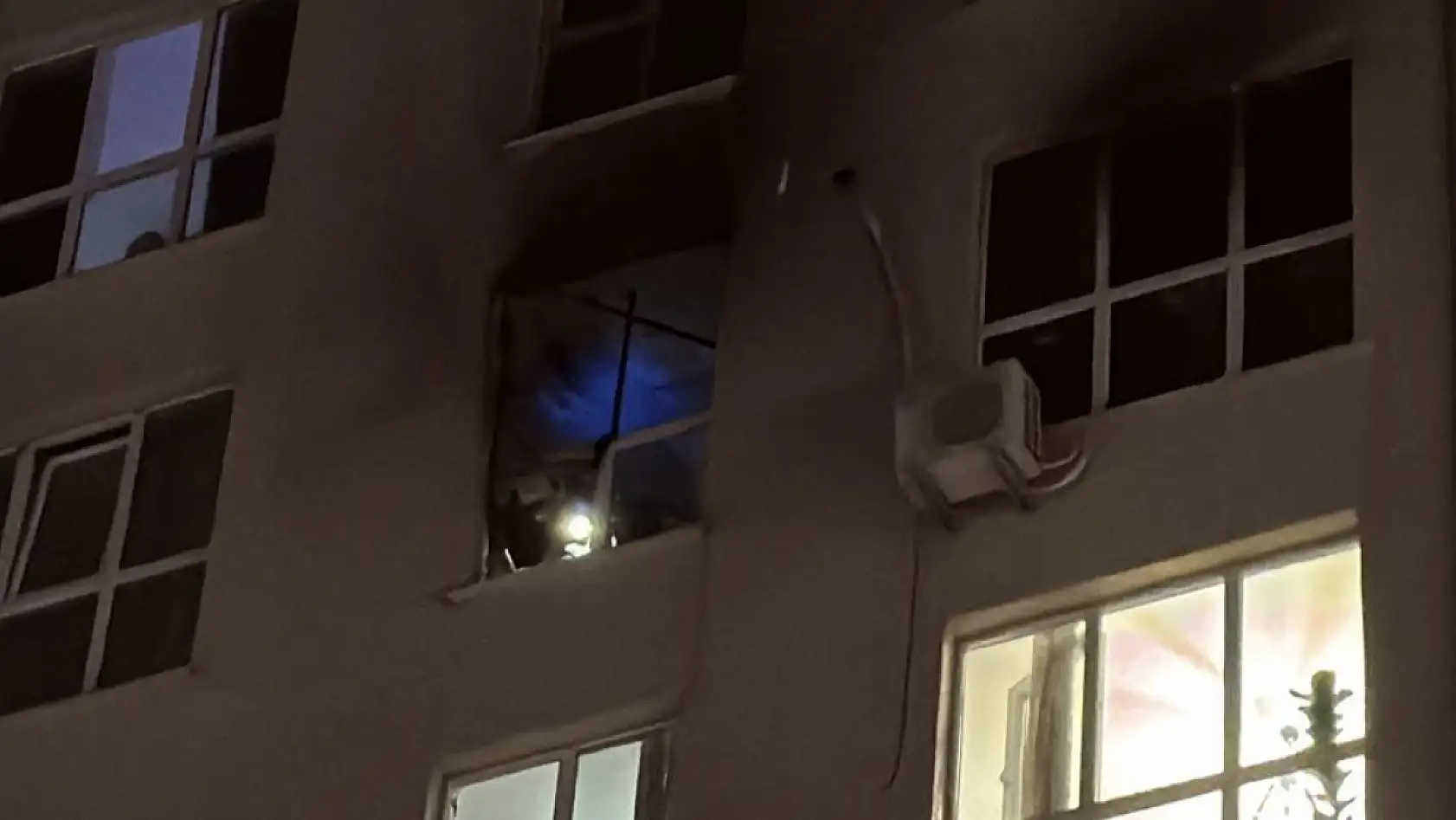 Yangın sırasında panik yapan kadın 8. kattan böyle atladı