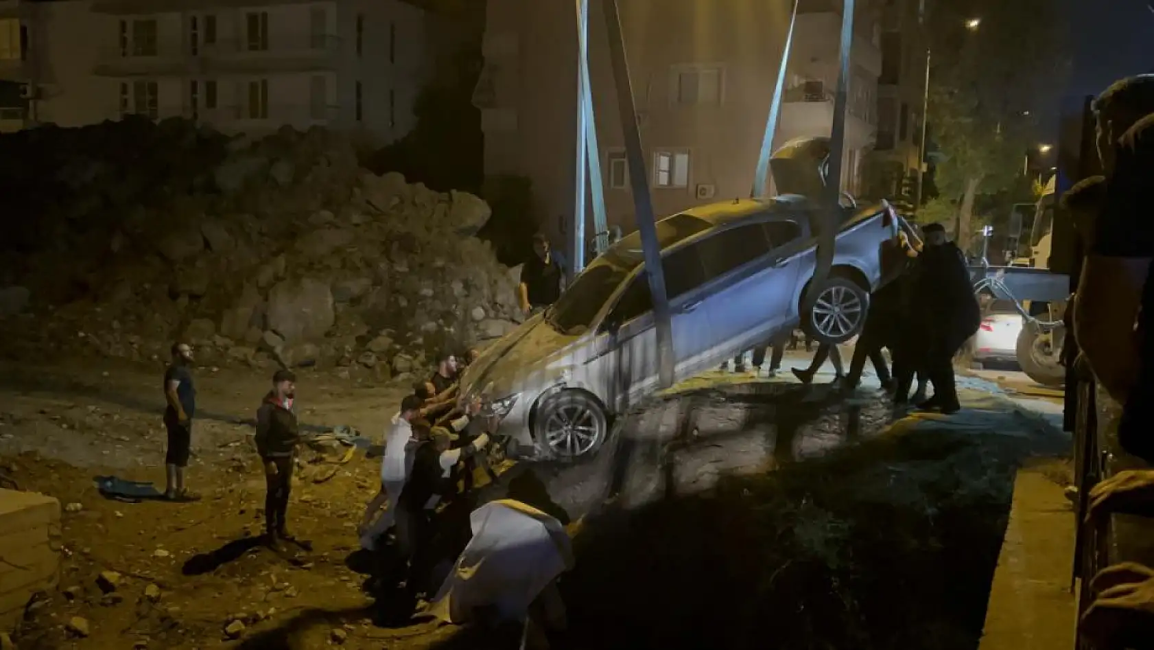 Navigasyon yanılttı: Otomobil harabeye girdi, 5 kişi şans eseri kurtuldu