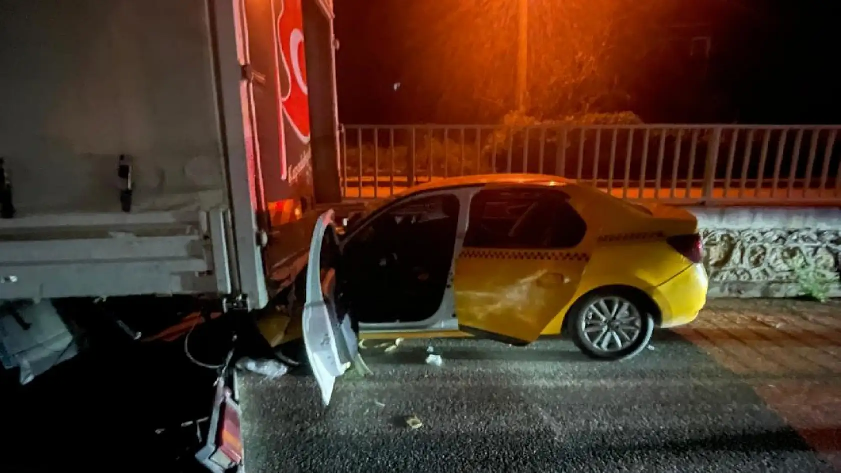 Feci kaza! Ticari taksi, kamyonete ok gibi saplandı: 1 ölü, 1 yaralı