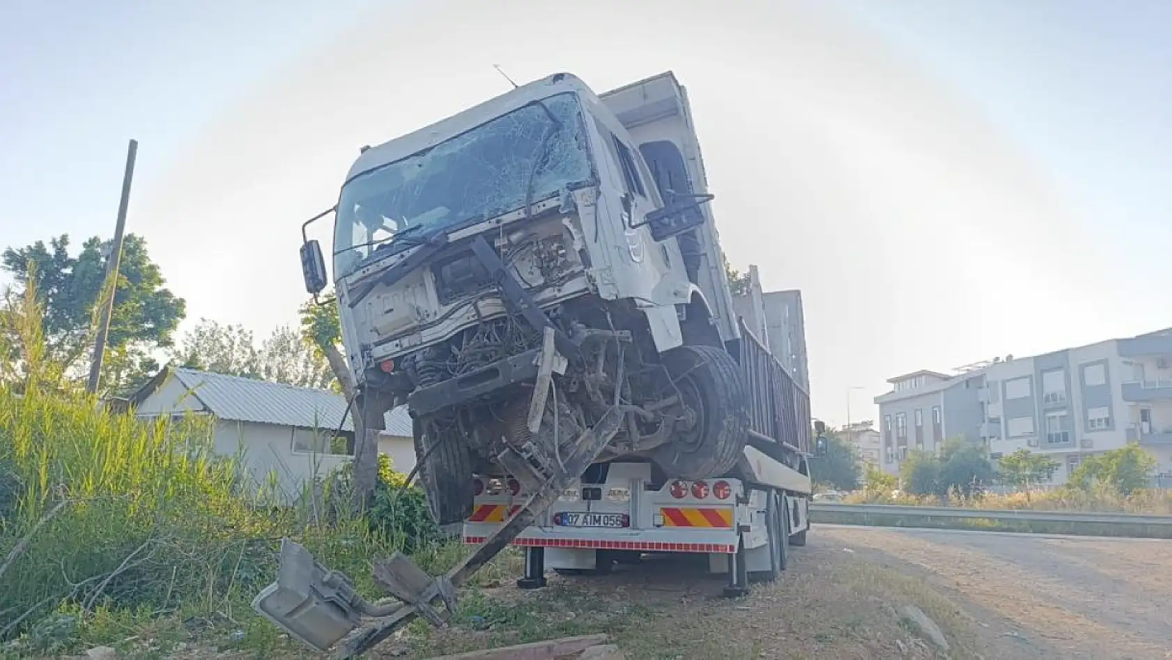 Otomobile çarpıp 'kimseye bir şey oldu mu' diye gözyaşı dökmüştü, alkollü çıktı, polise mukavemetten tutuklandı