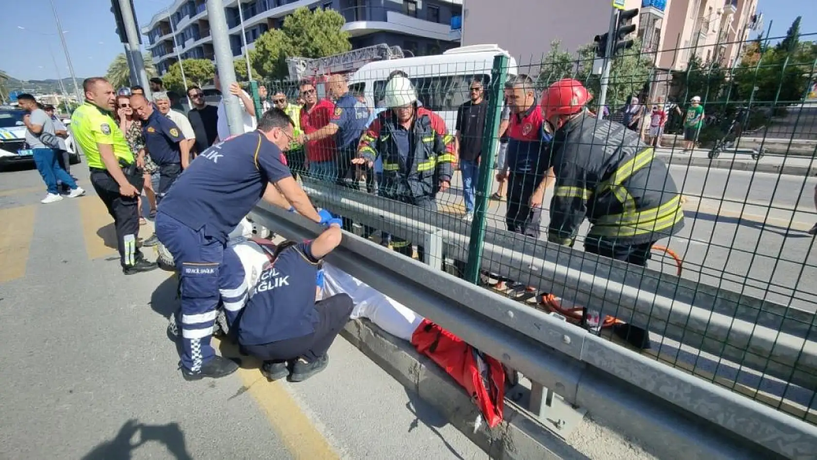 Yaya geçidini kullanan motosiklete servis aracı çarptı: 1'i ağır 2 yaralı