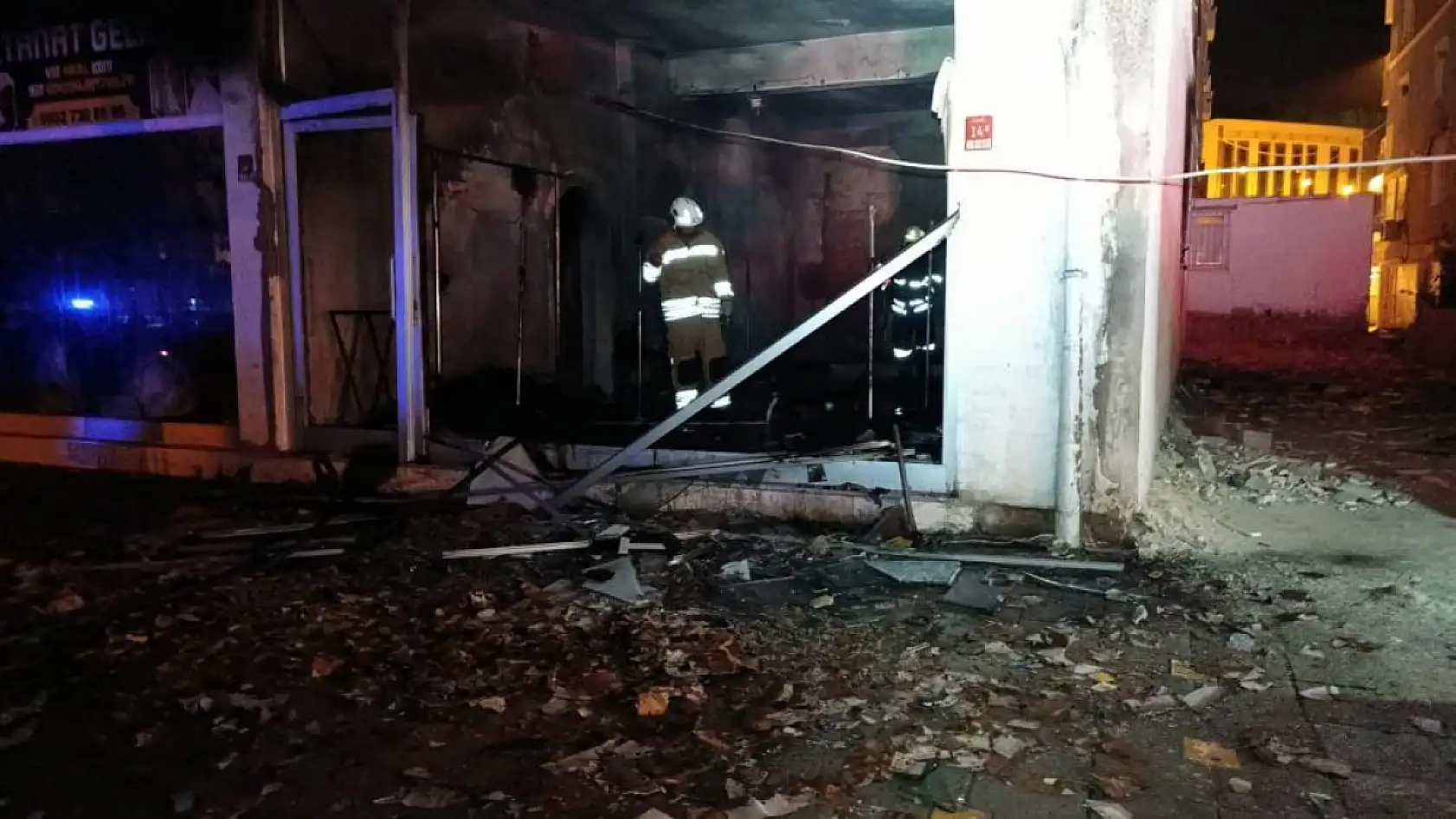 Gelinlikçide çıkan yangında yüzlerce gelinlik yanarak kül oldu