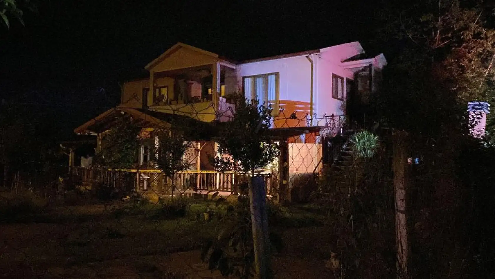 Aile içi kavgada ablasını ve eniştesini vurdu