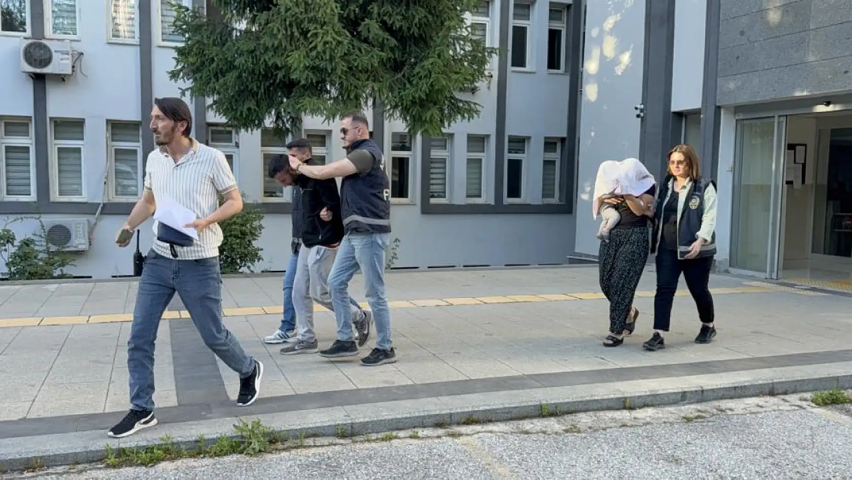 Kucağındaki bebeğiyle cezaevine gitti