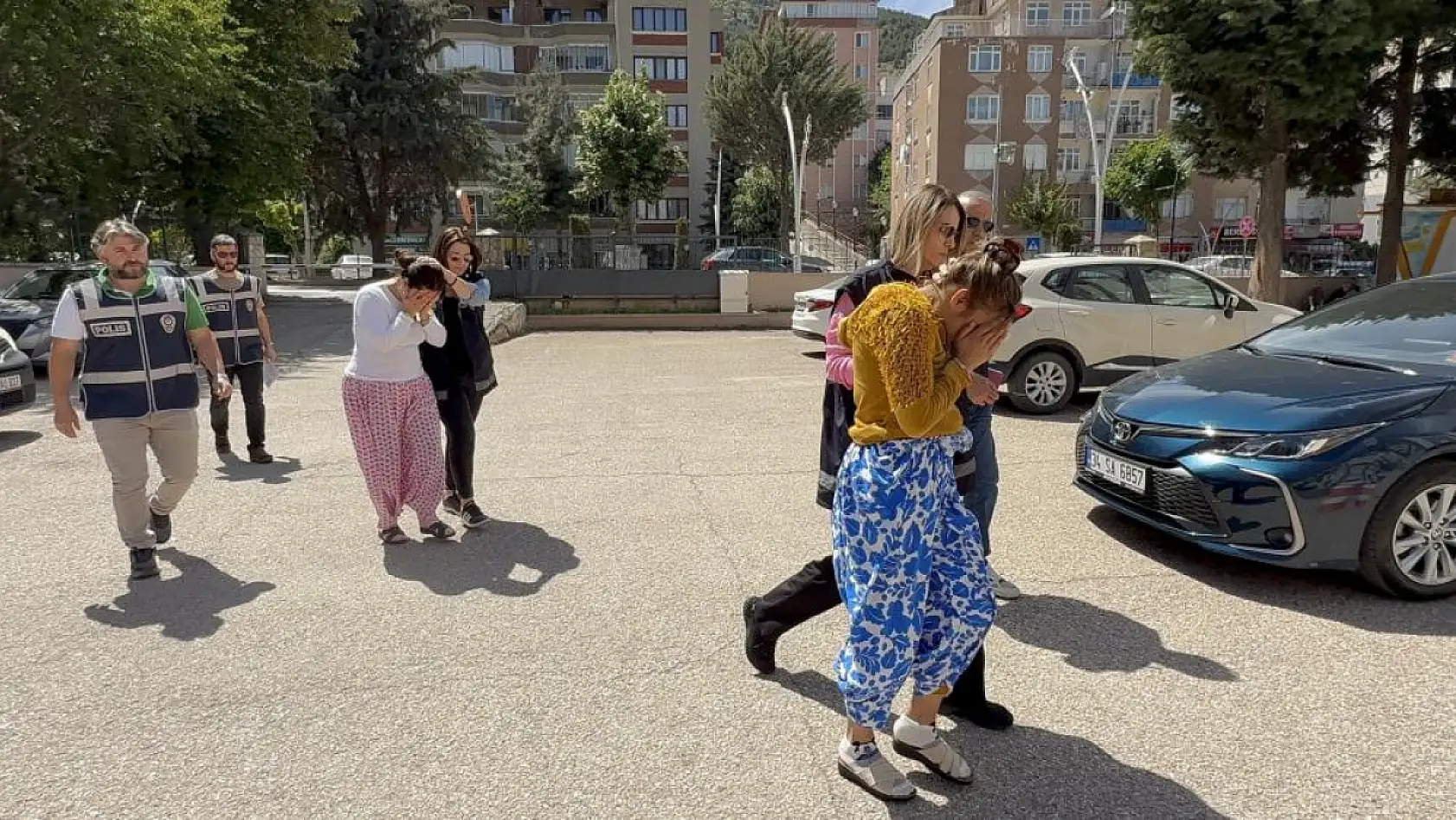 Kucağındaki bebeğiyle cezaevine gitti