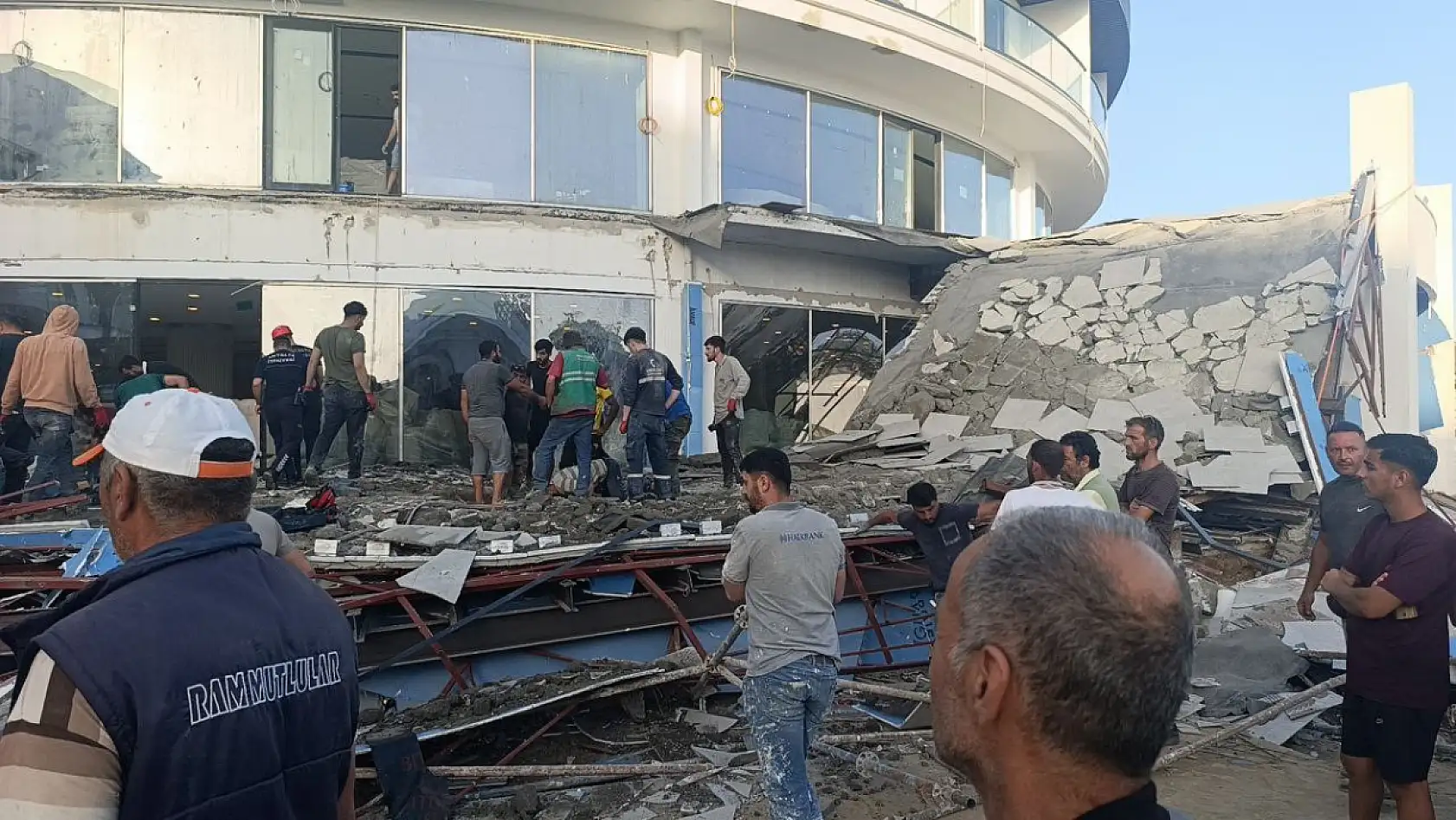 Otel inşaatının balkonu göçtü: İşçiler canını son anda kurtardı