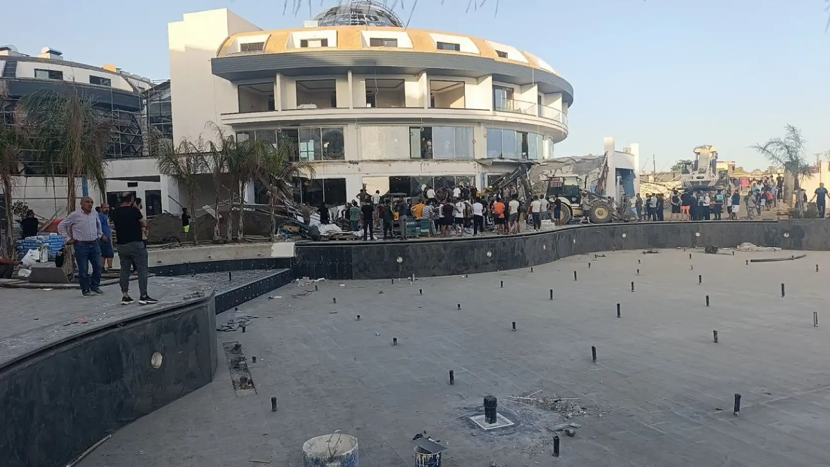 Otel inşaatının balkonu göçtü: İşçiler canını son anda kurtardı