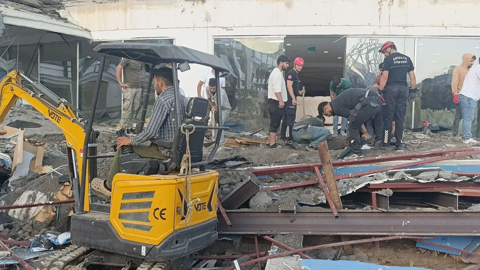 Otel inşaatının balkonu göçtü: İşçiler canını son anda kurtardı