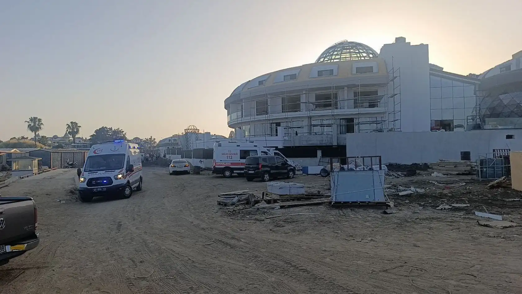 Otel inşaatının balkonu göçtü: İşçiler canını son anda kurtardı